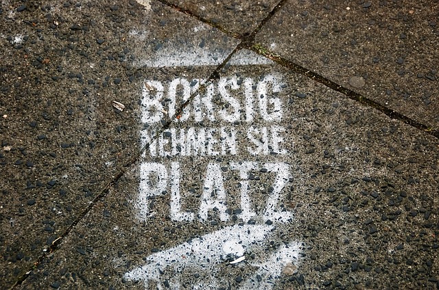依然完成了